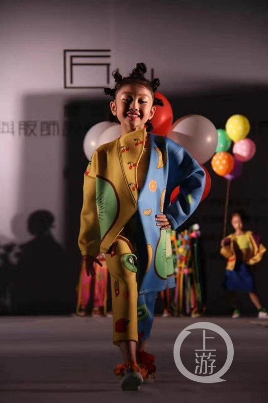 萌娃走秀星味十足！这场大学生毕业时装设计秀可与“维密”媲美