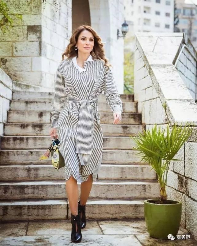 42岁沙特王妃不简单：不戴头巾，4岁就要混时尚圈，还当上Vogue主编