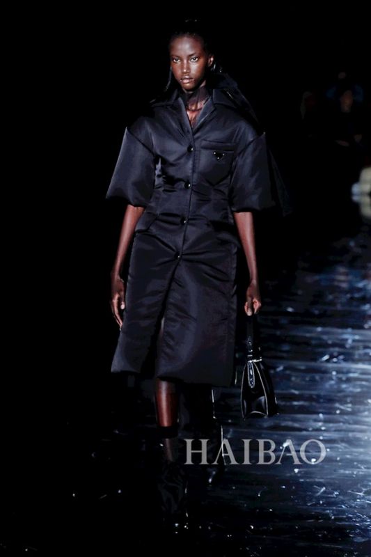 主打文艺复古风，Prada2018秋冬女装秀