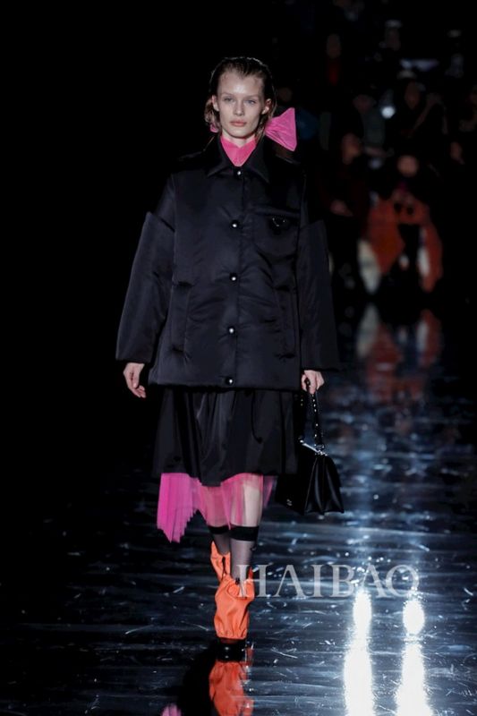 主打文艺复古风，Prada2018秋冬女装秀
