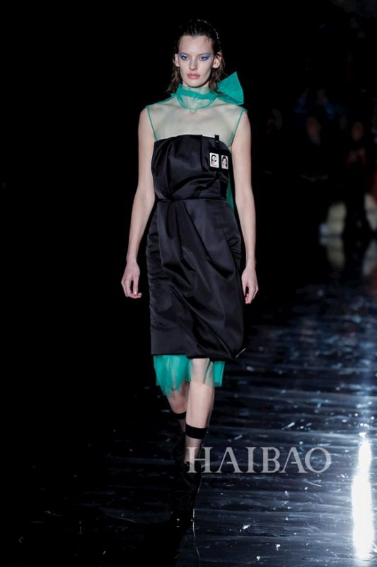 主打文艺复古风，Prada2018秋冬女装秀