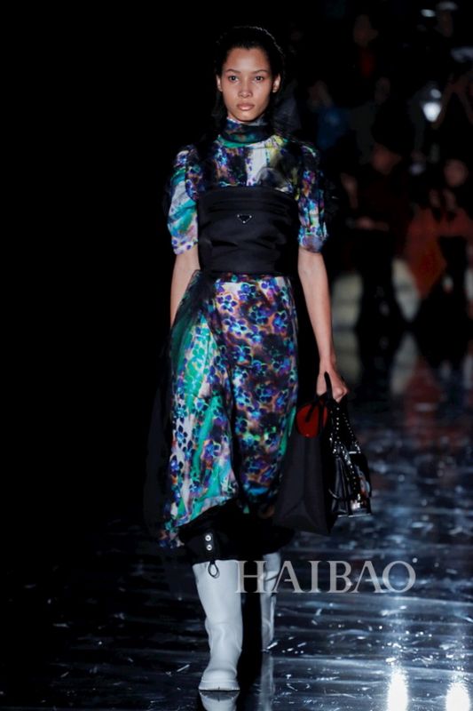 主打文艺复古风，Prada2018秋冬女装秀