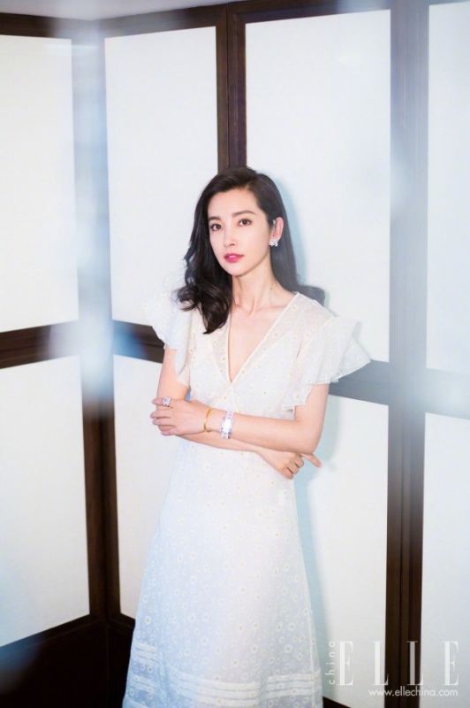 选一件纯色连衣裙作为春天第一美